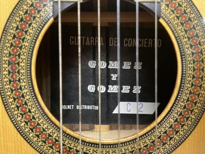 Guitare de concerto dans son étui. 
Marque...