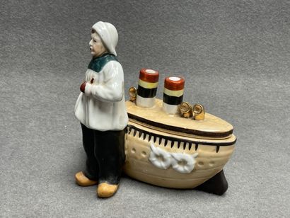 Pot à tabac en faïence représentant un marin...