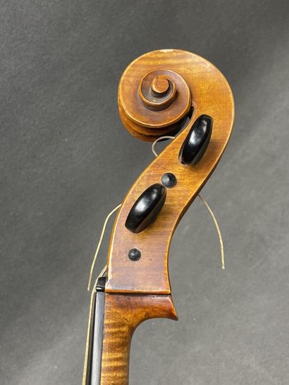 Violoncelle
avec sa housse de transport.
Longueur...