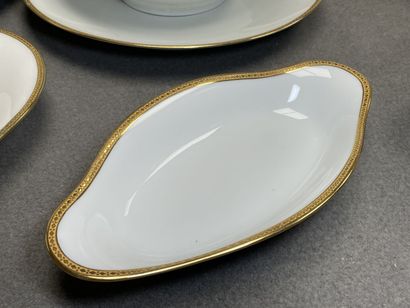 Partie de service de table en porcelaine...