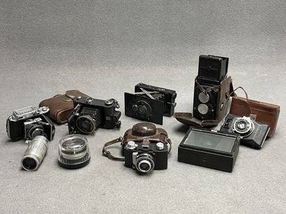Lot de sept appareils photo argentiques:...
