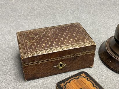 Lot de bibelots fin XIX° comprenant:
Boite...
