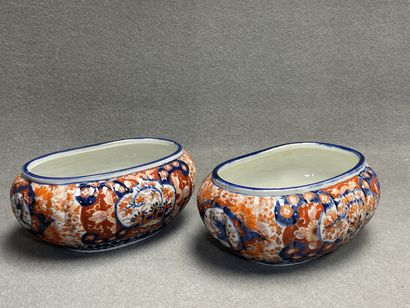 Deux jardinières en porcelaine du Japon,...