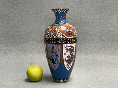 Vase en émaux cloisonnés
JAPON XX°. 
H. :31...