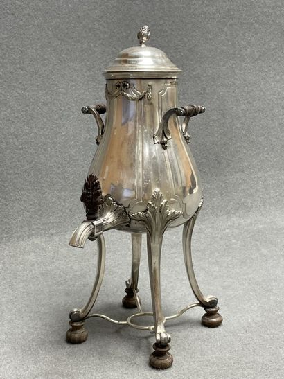 Samovar en métal argenté
H. :39 cm.
manque...