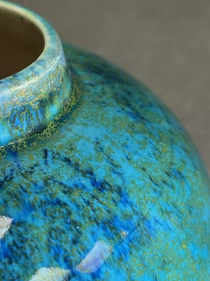 Paul MILLET à Sèvres.
Deux vases en faience...