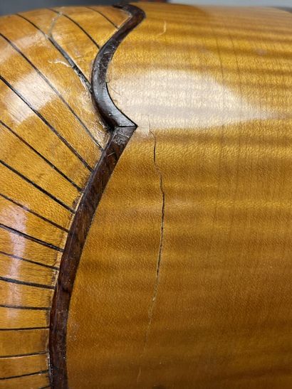 Mandoline en bois de placage et incrustations...