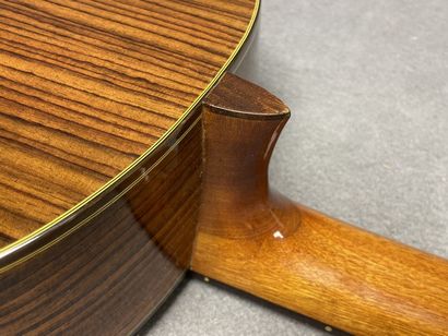 Guitare de concerto dans son étui. 
Marque...