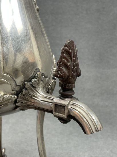 Samovar en métal argenté
H. :39 cm.
manque...