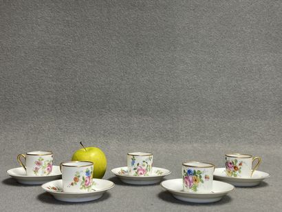 Cinq tasses et soucoupes en porcelaine à...