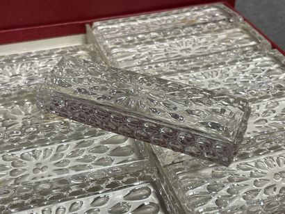 BACCARAT: suite de douze porte-couteaux en...