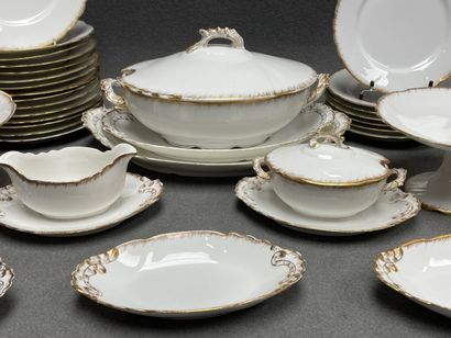 Partie de service de table en porcelaine...