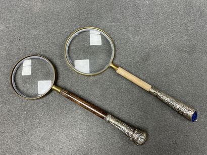 Deux grandes Loupes de bureau. 
L. :29 cm...