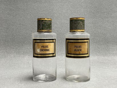 Deux flacons de pharmacie en verre. 
H. :25,5...