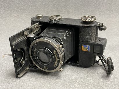 Lot de sept appareils photo argentiques:...