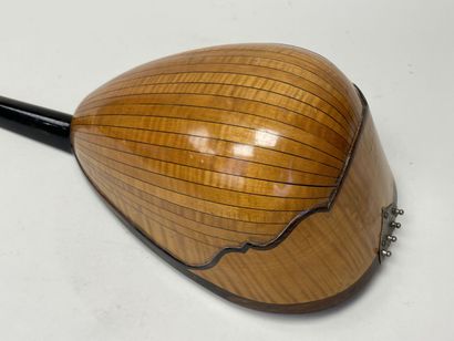 Mandoline en bois de placage et incrustations...