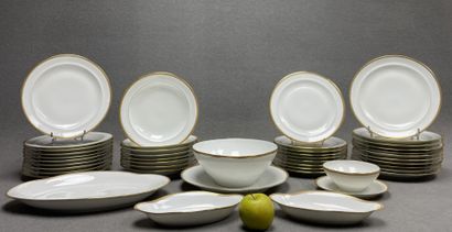 Partie de service de table en porcelaine...