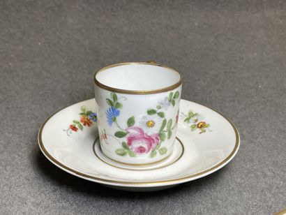 Cinq tasses et soucoupes en porcelaine à...