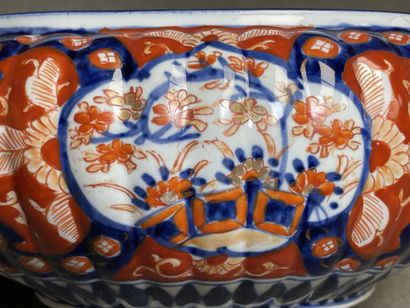 Deux jardinières en porcelaine du Japon,...
