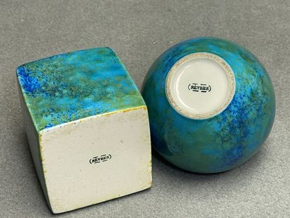 Paul MILLET à Sèvres.
Deux vases en faience...