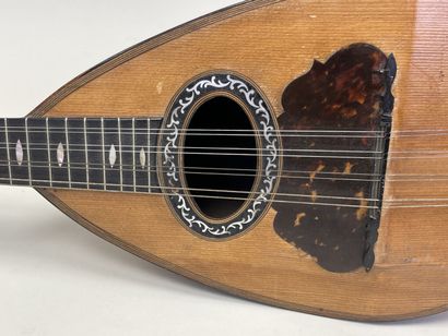 Mandoline en bois de placage et incrustations...