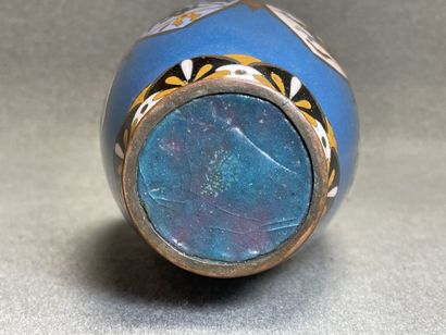 Vase en émaux cloisonnés
JAPON XX°. 
H. :31...