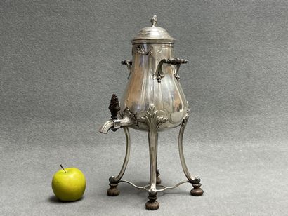 Samovar en métal argenté
H. :39 cm.
manque...