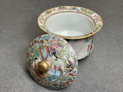 Lot de porcelaine de Canton. 
Assiette, pot...