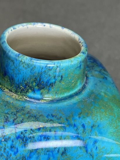 Paul MILLET à Sèvres.
Deux vases en faience...