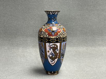Vase en émaux cloisonnés
JAPON XX°. 
H. :31...