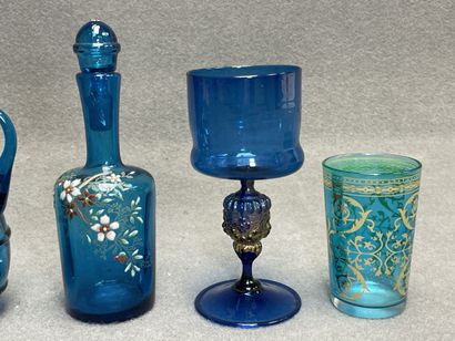 Lot de verreries bleues émaillées
Deux verres,...