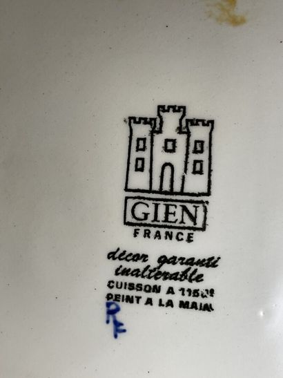 GIEN décor Renaissance sur fond bleu nuit:
-Coupe...