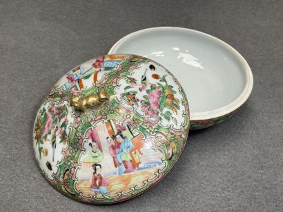 Lot de porcelaine de Canton. 
Assiette, pot...