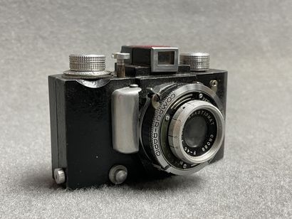 Lot de sept appareils photo argentiques:...