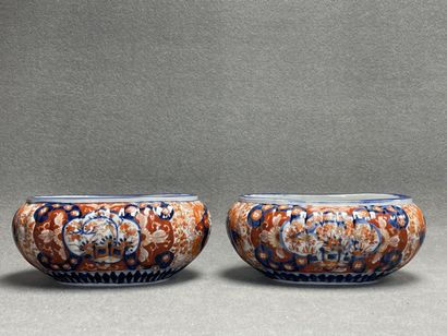 Deux jardinières en porcelaine du Japon,...