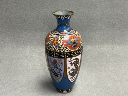 Vase en émaux cloisonnés
JAPON XX°. 
H. :31...