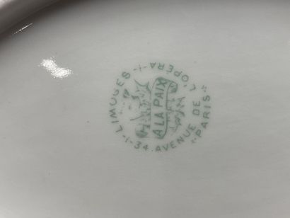 Partie de service de table en porcelaine...