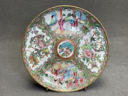 Lot de porcelaine de Canton. 
Assiette, pot...