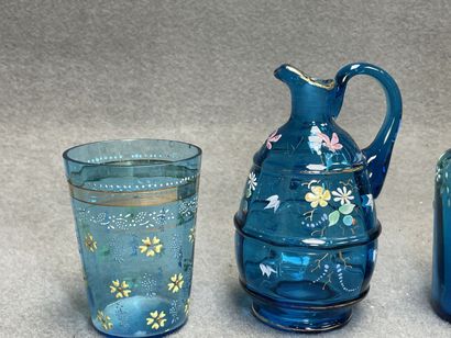 Lot de verreries bleues émaillées
Deux verres,...