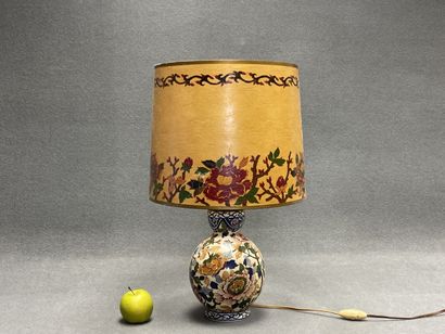 GIEN décor Pivoines.
Lampe en faience et...