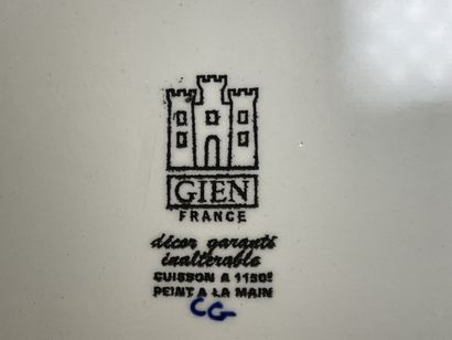 GIEN décor Renaissance sur fond bleu nuit:
Plat...