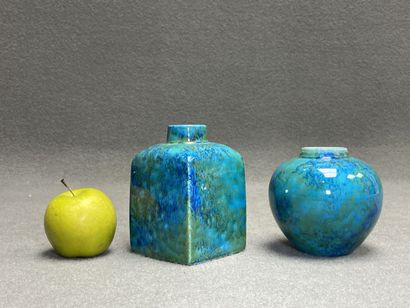 Paul MILLET à Sèvres.
Deux vases en faience...