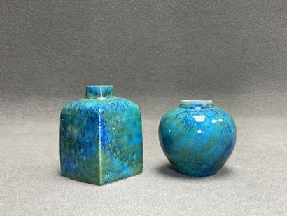 Paul MILLET à Sèvres.
Deux vases en faience...