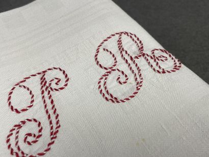 Lot de 
-12 serviettes monogramées P.R.
-Quatre...