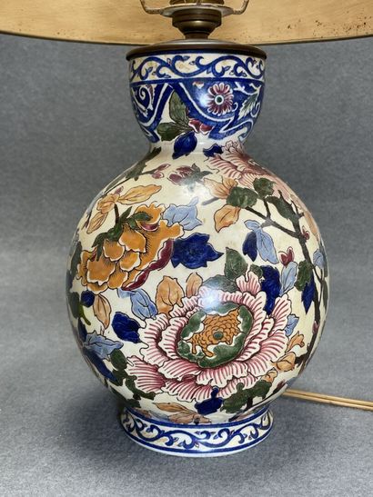 GIEN décor Pivoines.
Lampe en faience et...