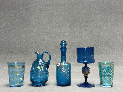 Lot de verreries bleues émaillées
Deux verres,...