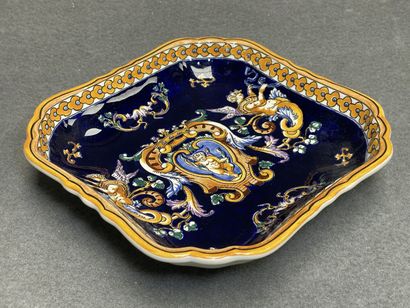 GIEN décor Renaissance sur fond bleu nuit:
-Coupe...