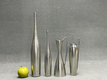 Deux vases soliflore et deux verseuses en...