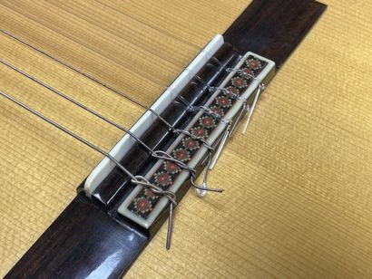Guitare de concerto dans son étui. 
Marque...