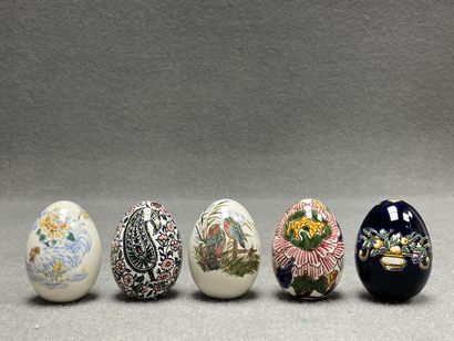 GIEN: collection de 5 oeufs en faience, divers...